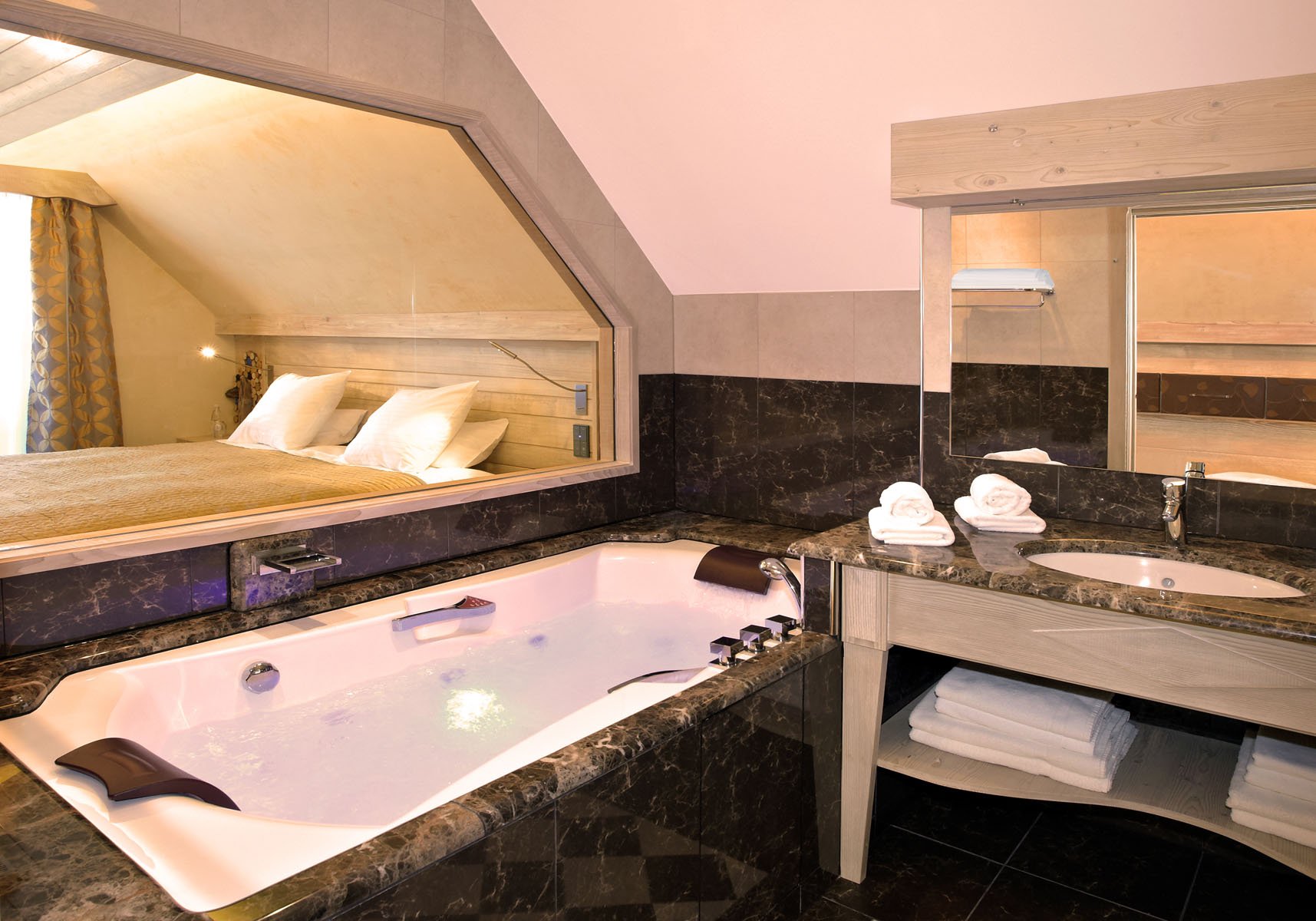 Hostellerie des Chateaux Panoramique Suite & Spa Livong Room